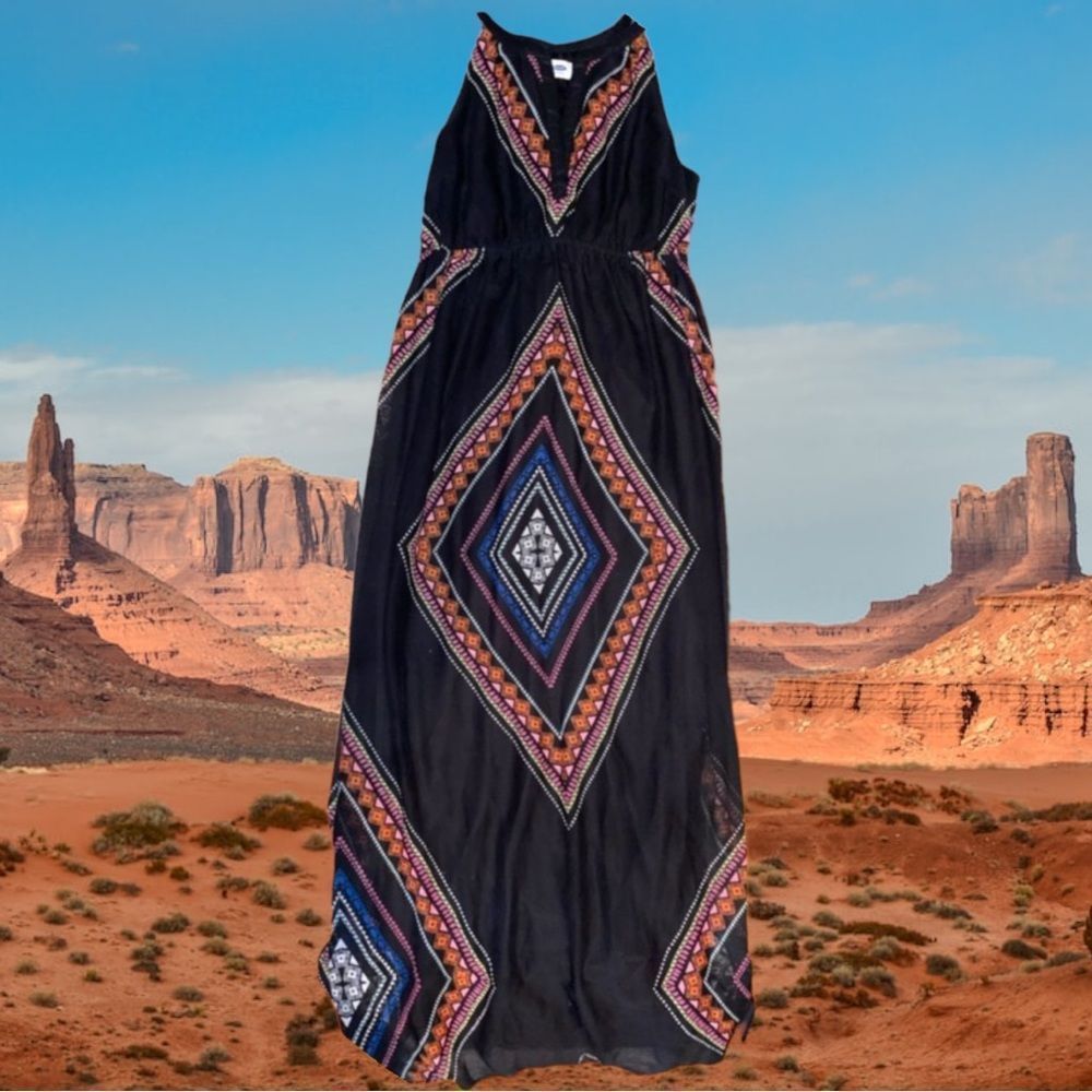Southwest design and desert colors. Maxi dress. Stylish maternity.